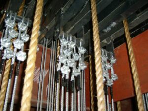 Lift terminations at the head block.  Most riggers would use swaged fittings today.
